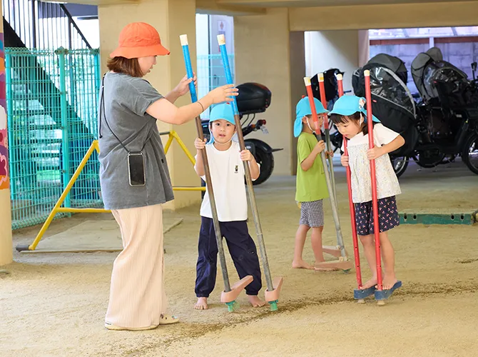 外で遊ぶ子供たち