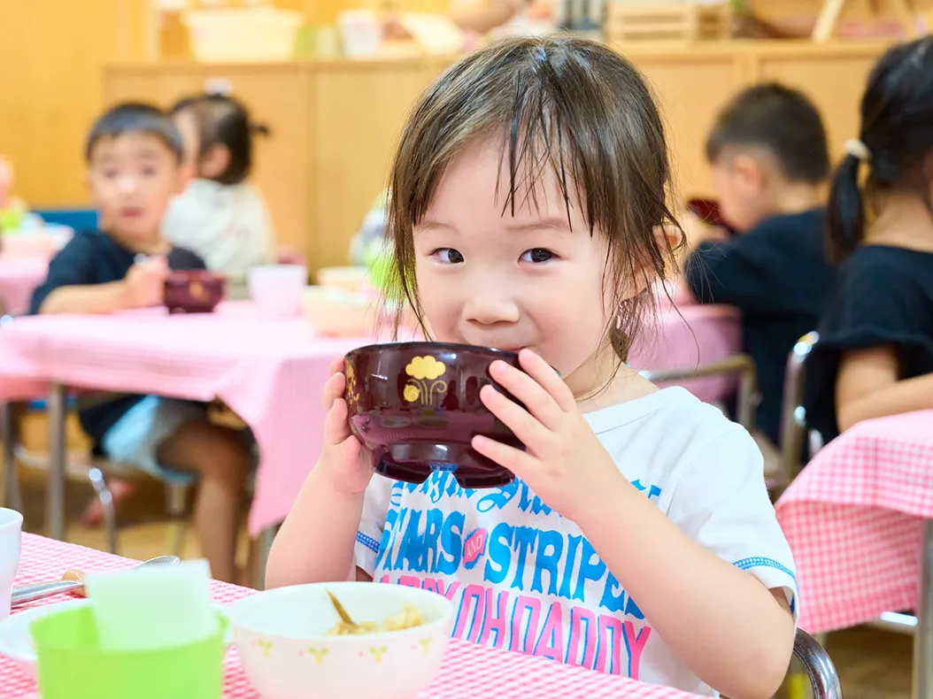 給食を食べる子供