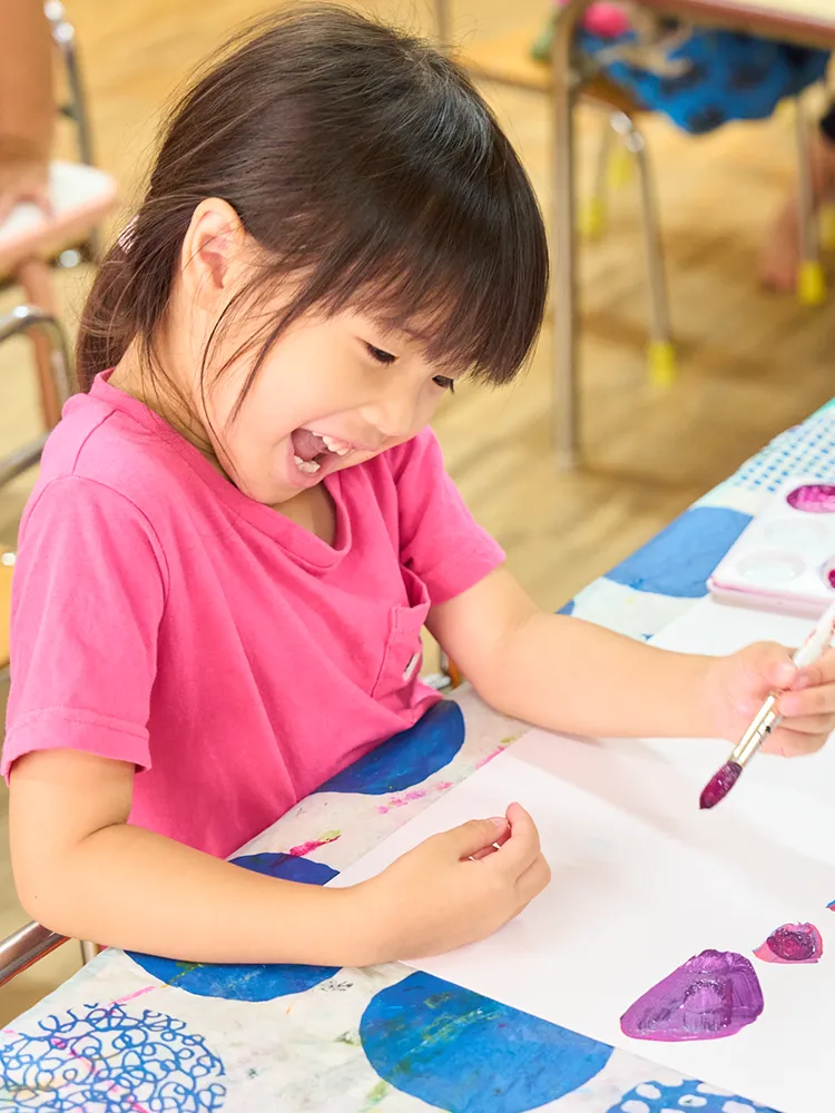 手で絵を描く子供たち